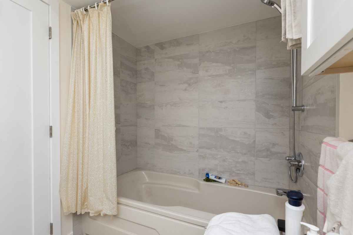 Entry Foyer Photo of 118 6841 138 Street, Surrey, BC