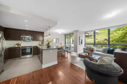 202 2959 Glen Drive, Coquitlam, BC, Coquitlam — Apartment/Condo for sale
