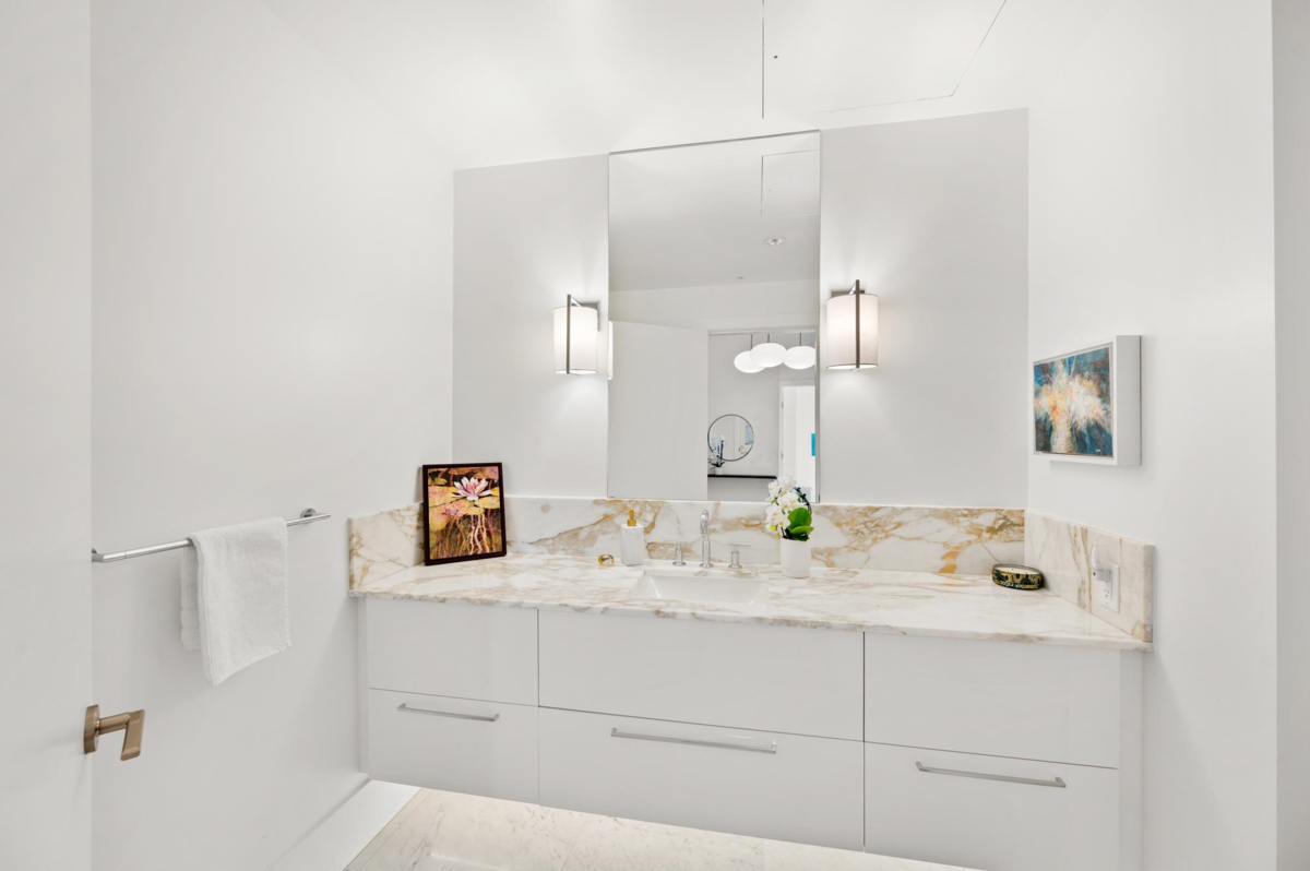 Entry Foyer Photo of 1601 1500 Martin Street, White Rock, BC