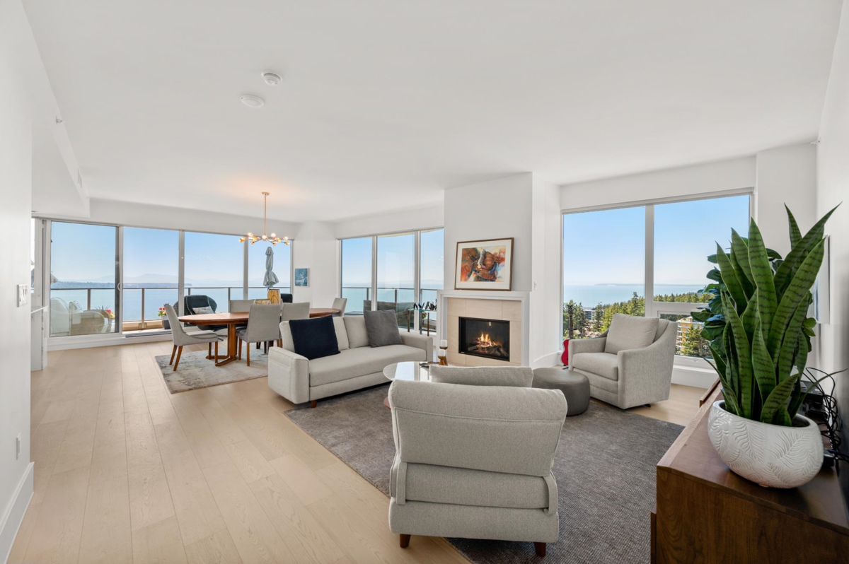 Family Room Photo of 1601 1500 Martin Street, White Rock, BC