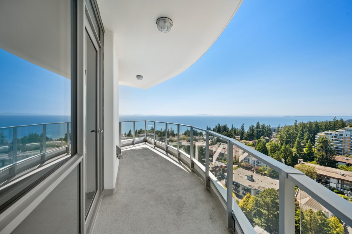 Front Yard Photo of 1601 1500 Martin Street, White Rock, BC