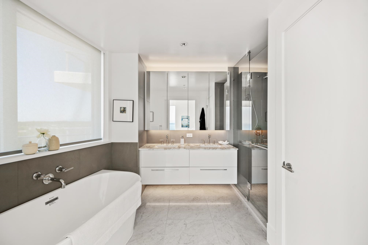 Hallway Photo of 1601 1500 Martin Street, White Rock, BC