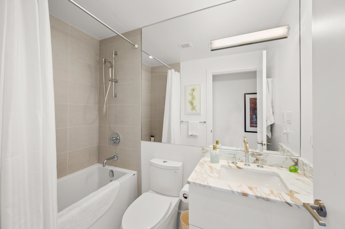 Mudroom Photo of 1601 1500 Martin Street, White Rock, BC