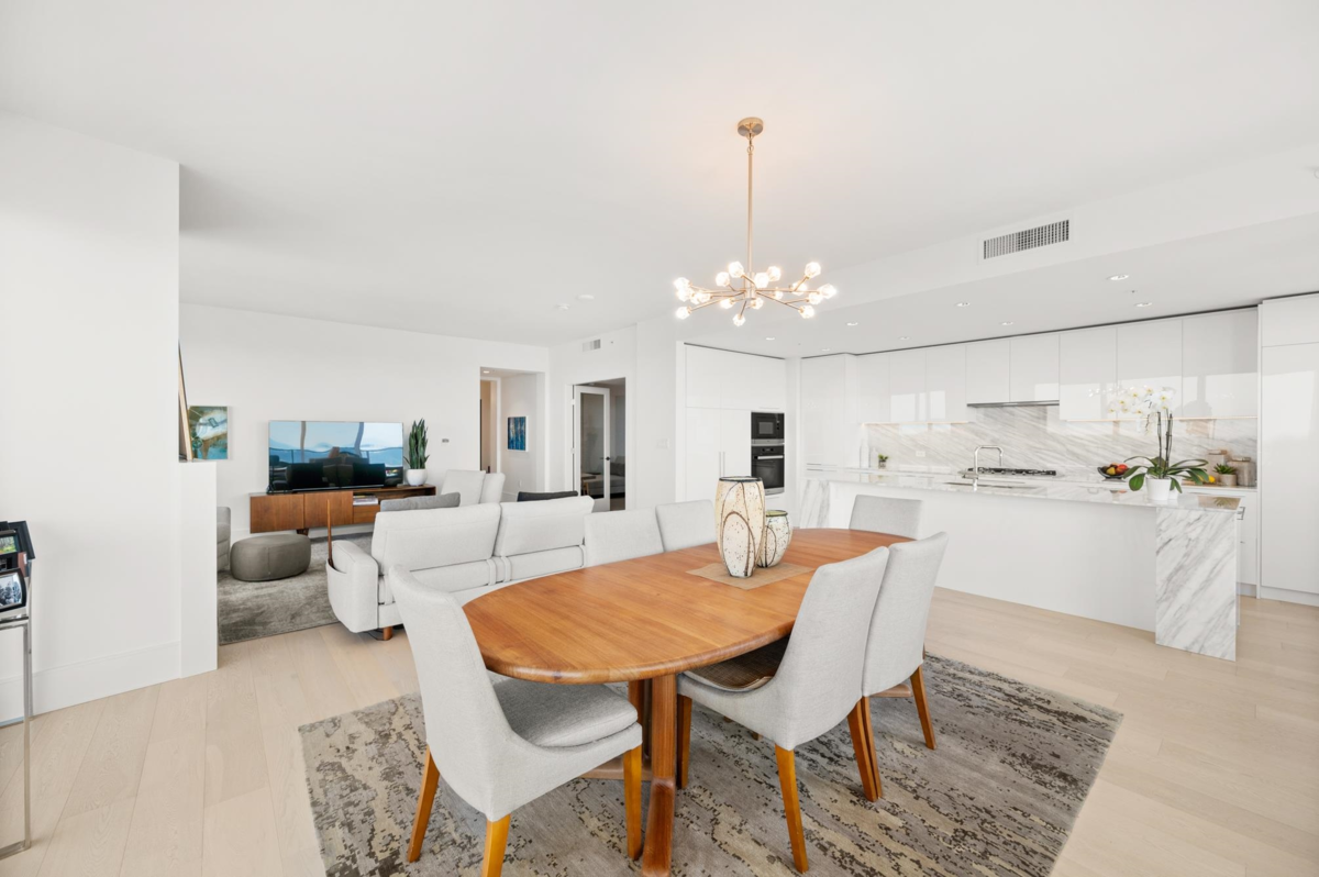 Walk-In Closet Photo of 1601 1500 Martin Street, White Rock, BC