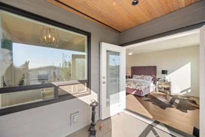 Entry Foyer Photo of 14712 Mcdonald Avenue, White Rock, BC