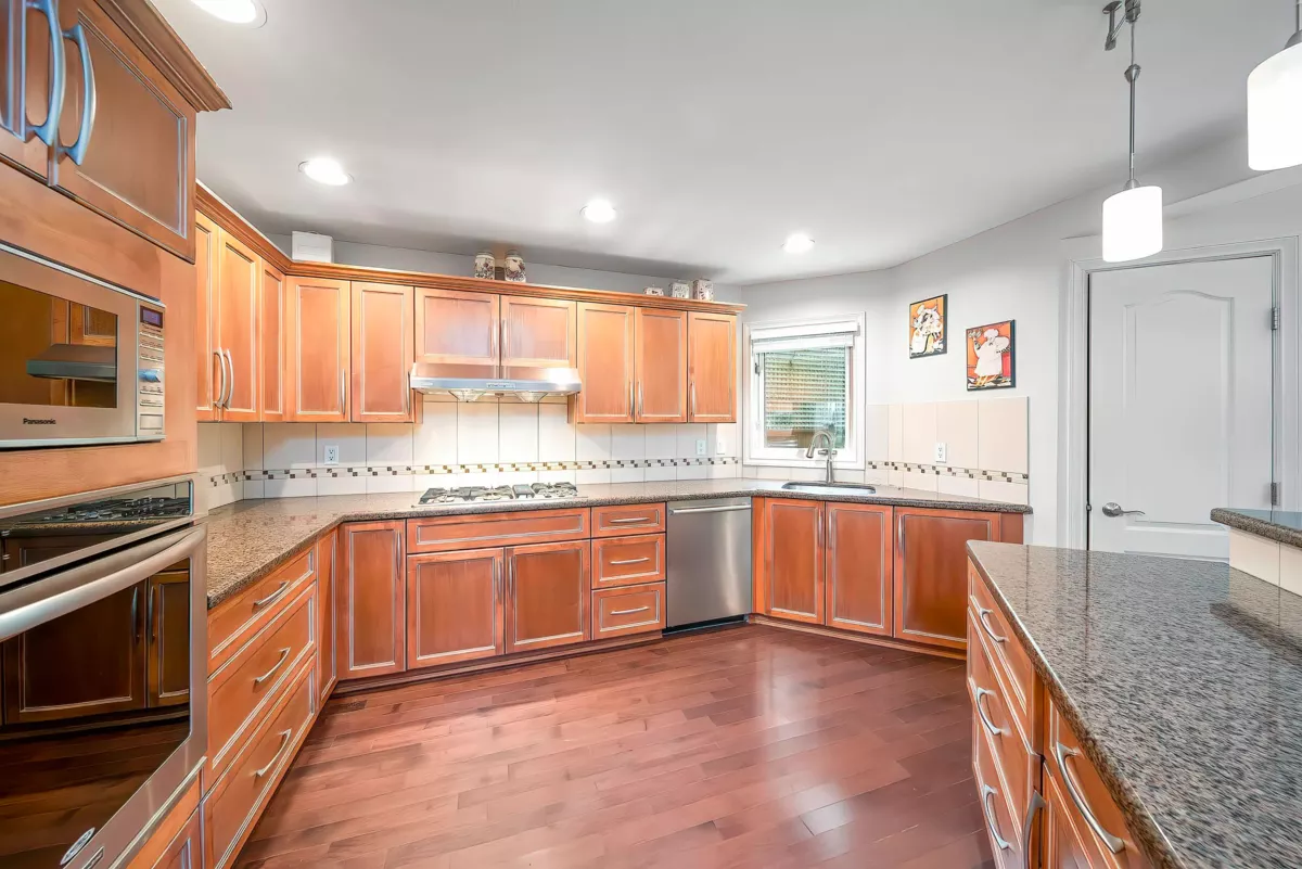 Powder Room Photo of 2099 132a Street, Surrey, BC