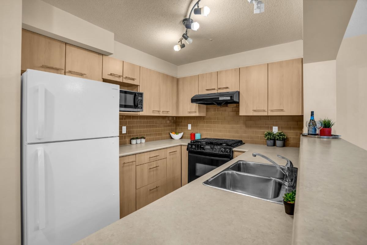 Breakfast Nook Photo of 2102 5113 Garden City Road, Richmond, BC