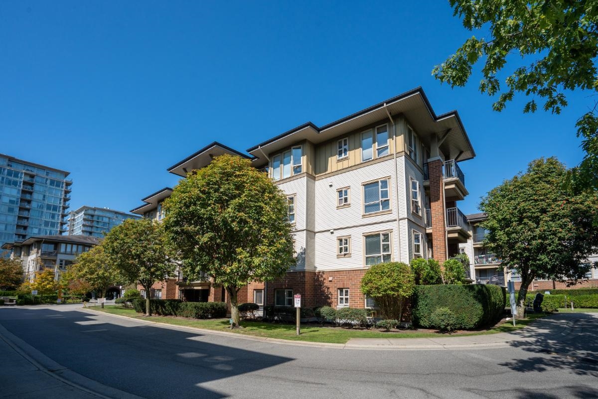 Living Room Photo of 2102 5113 Garden City Road, Richmond, BC