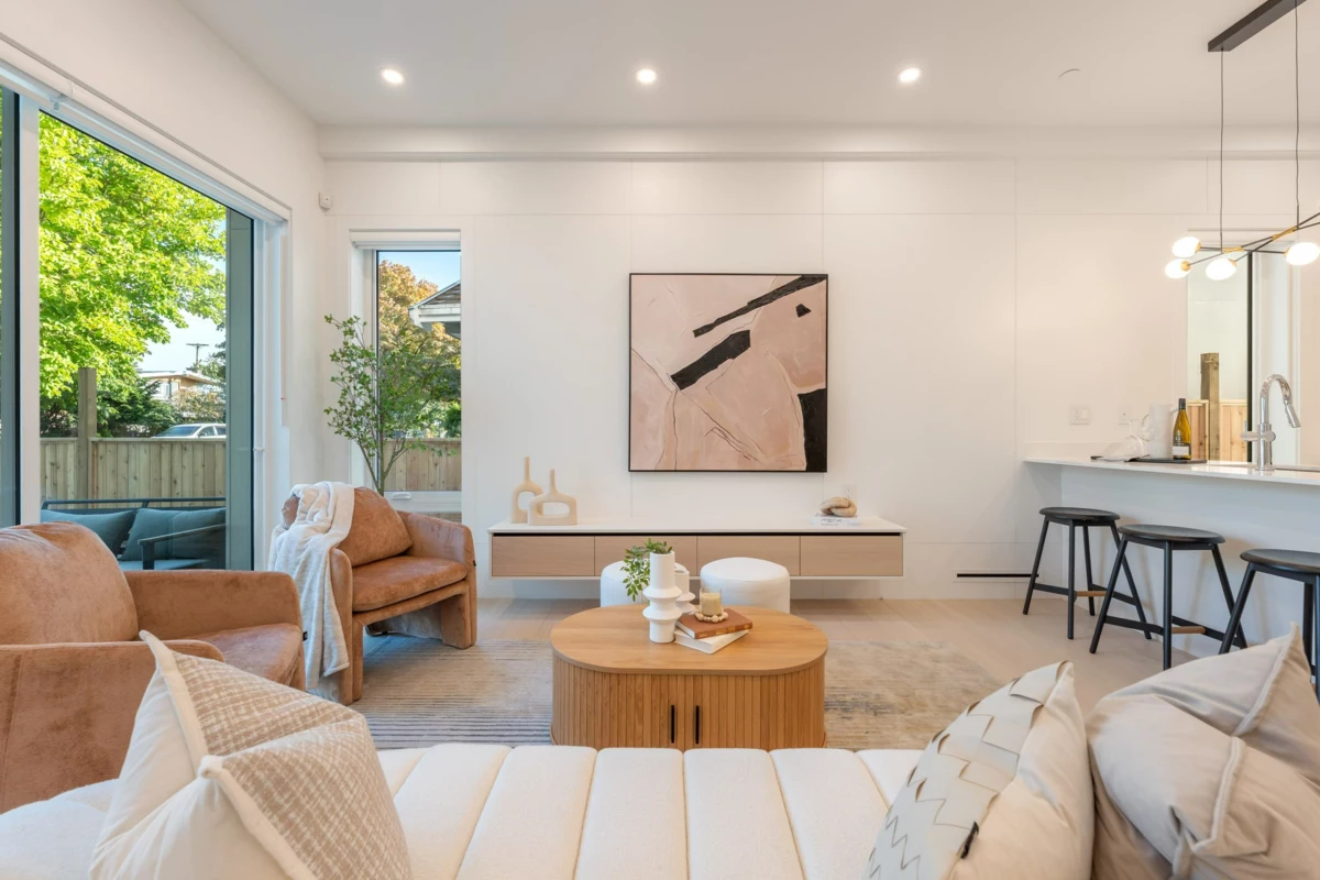 Dining Area Photo of 1 6933 Prince Edward Street, Vancouver, BC