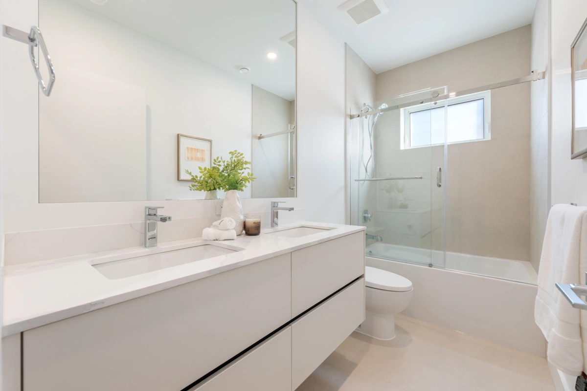 Hallway Photo of 1 6933 Prince Edward Street, Vancouver, BC