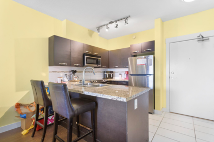 Kitchen Island Photo of 203 33539 Holland Avenue, Abbotsford, BC