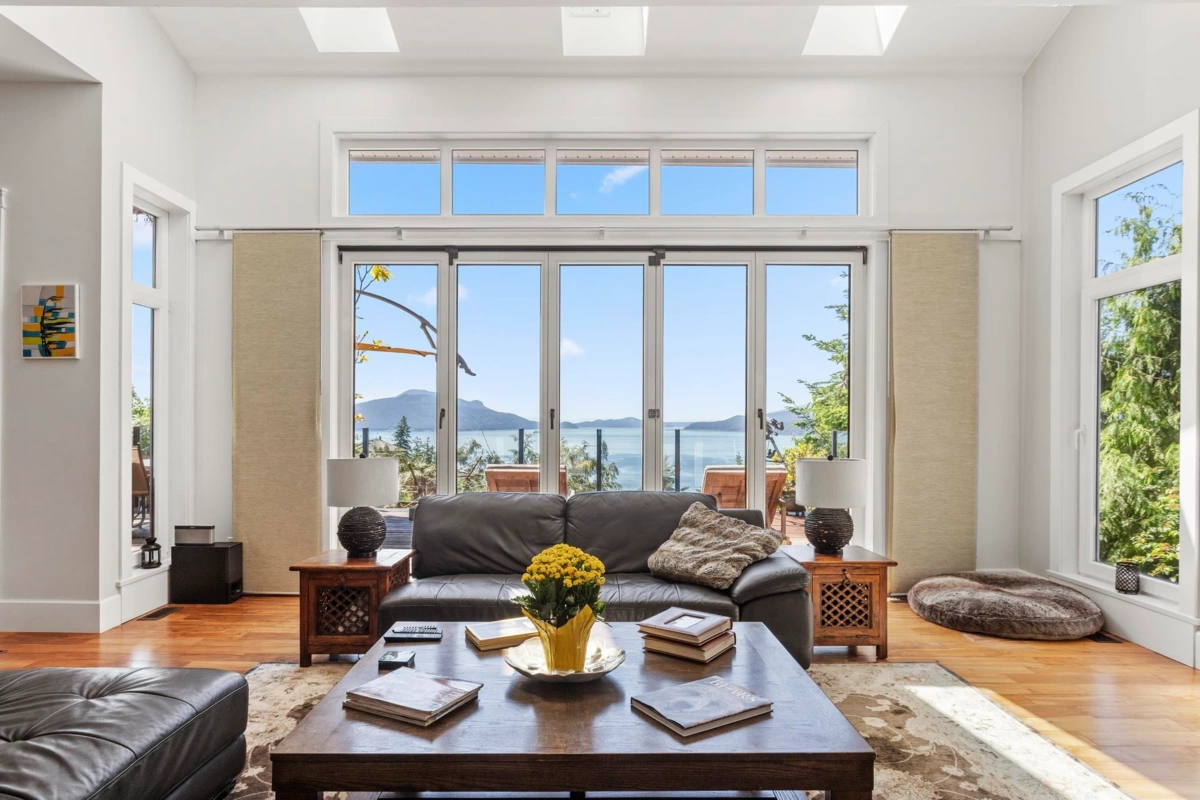 Kitchen Island Photo of 220 Panorama Road, Lions Bay, BC V0N 2E0