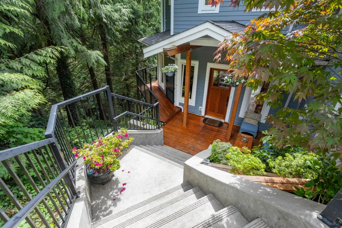 Living Room Photo of 220 Panorama Road, Lions Bay, BC V0N 2E0