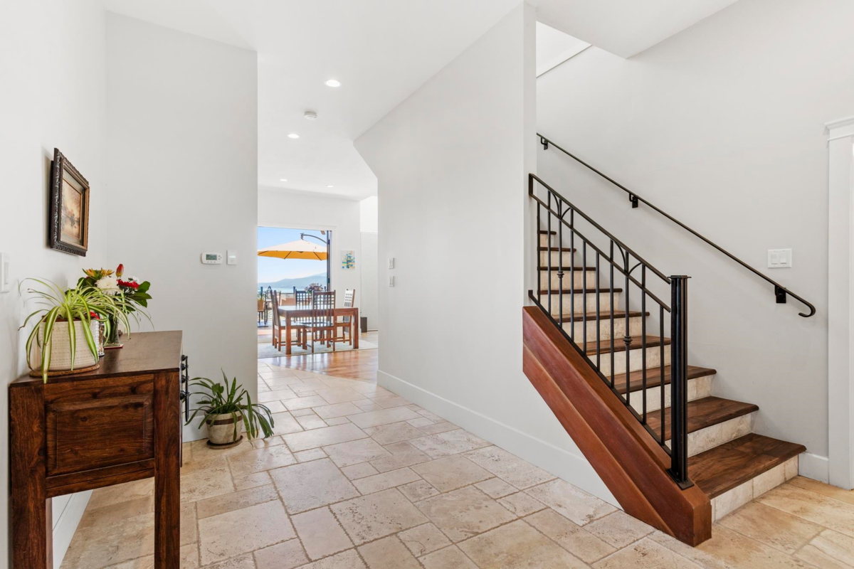 Mudroom Photo of 220 Panorama Road, Lions Bay, BC V0N 2E0