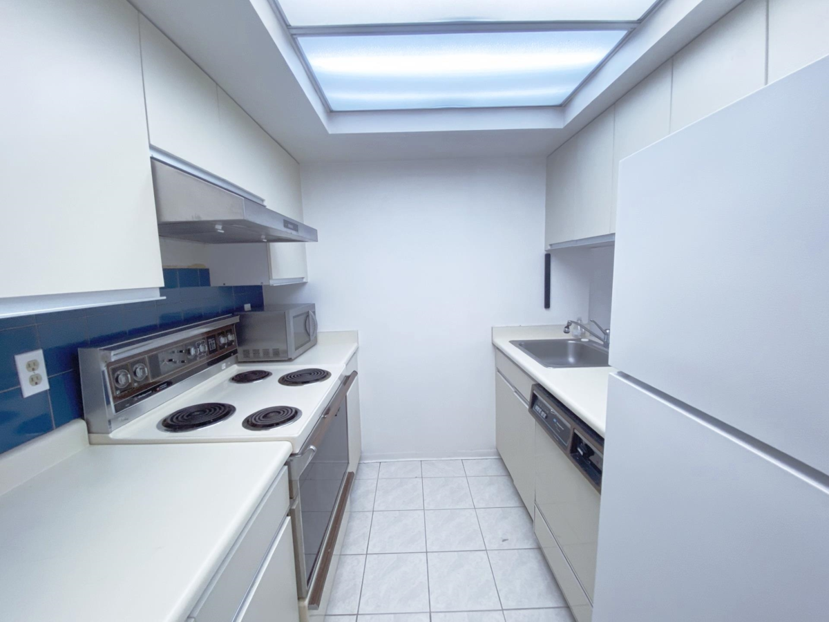 Kitchen Island Photo of 501 850 Burrard Street, Vancouver, BC