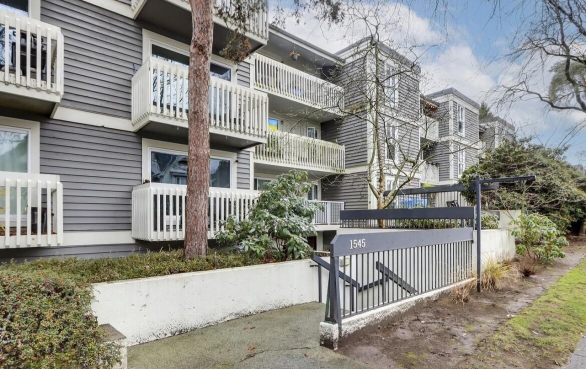 Entry Foyer Photo of 303 1545 E 2nd Avenue, Vancouver, BC