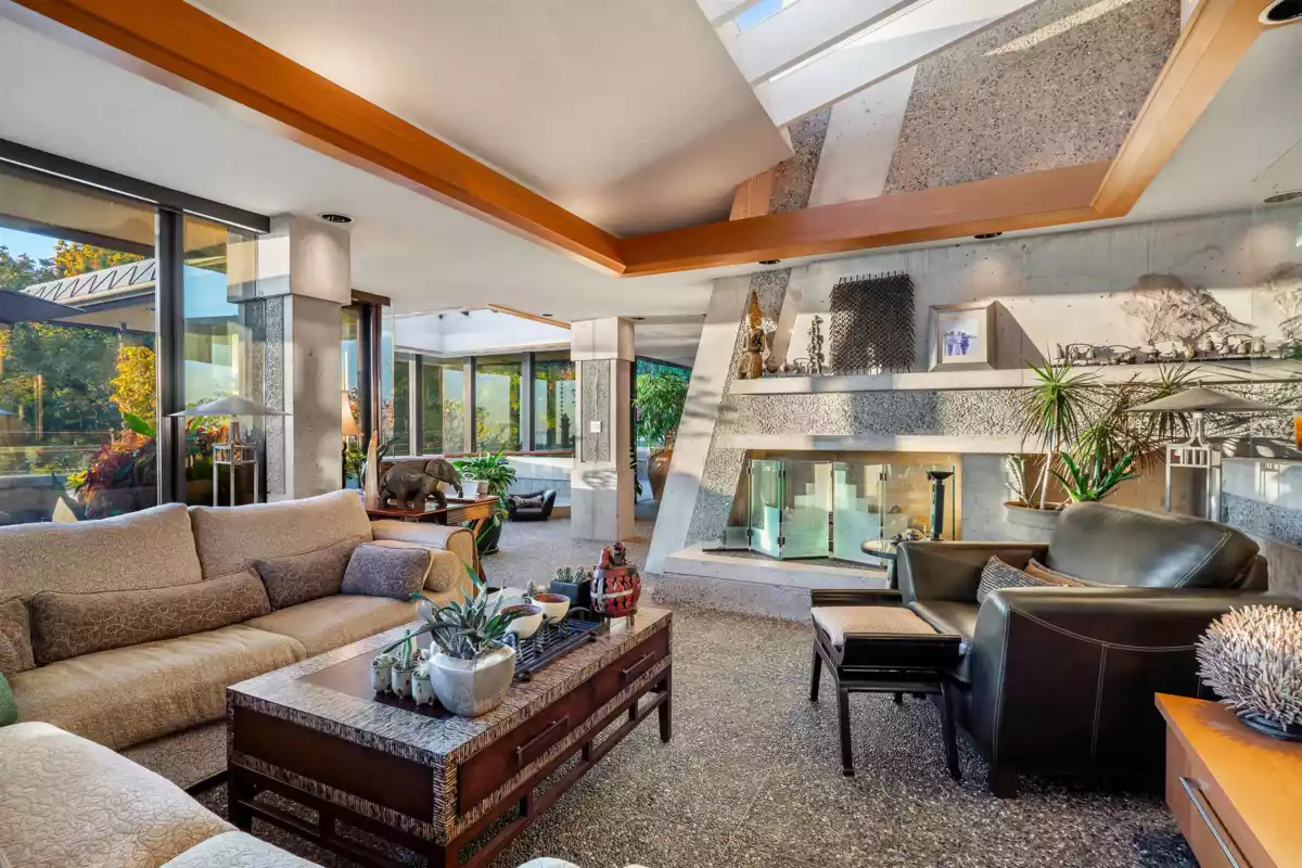 Entry Foyer Photo of 14971 Prospect Avenue, White Rock, BC