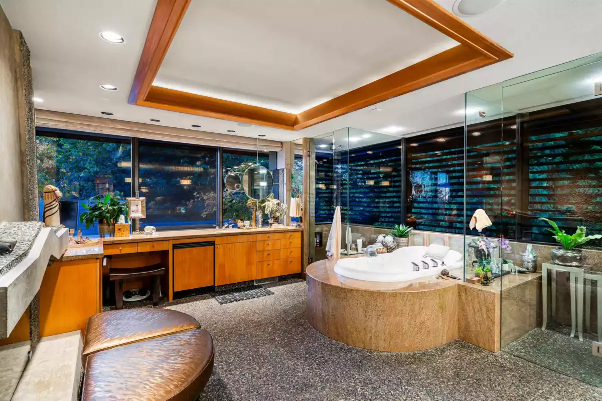 Laundry Room Photo of 14971 Prospect Avenue, White Rock, BC