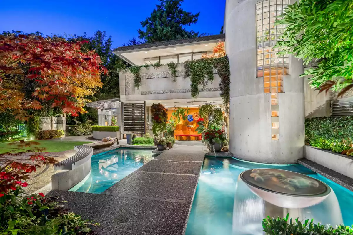 Swimming Pool Photo of 14971 Prospect Avenue, White Rock, BC