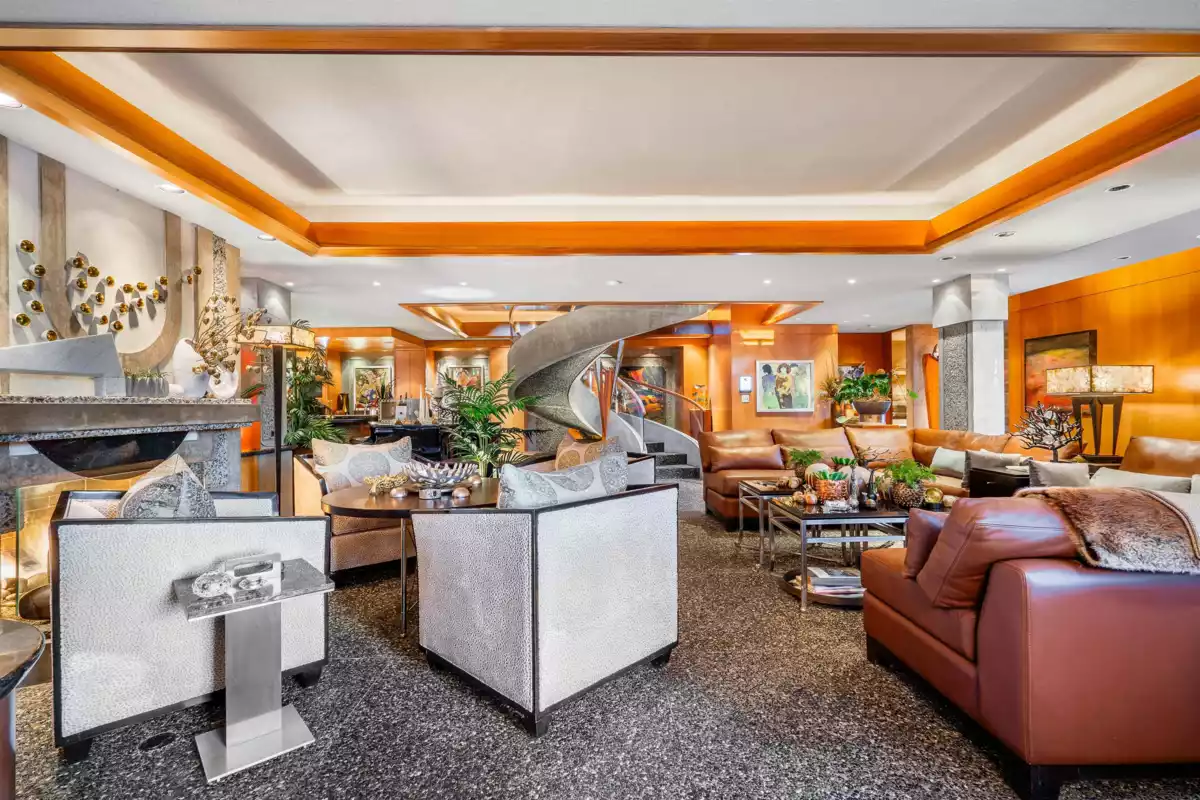 Walk-In Closet Photo of 14971 Prospect Avenue, White Rock, BC