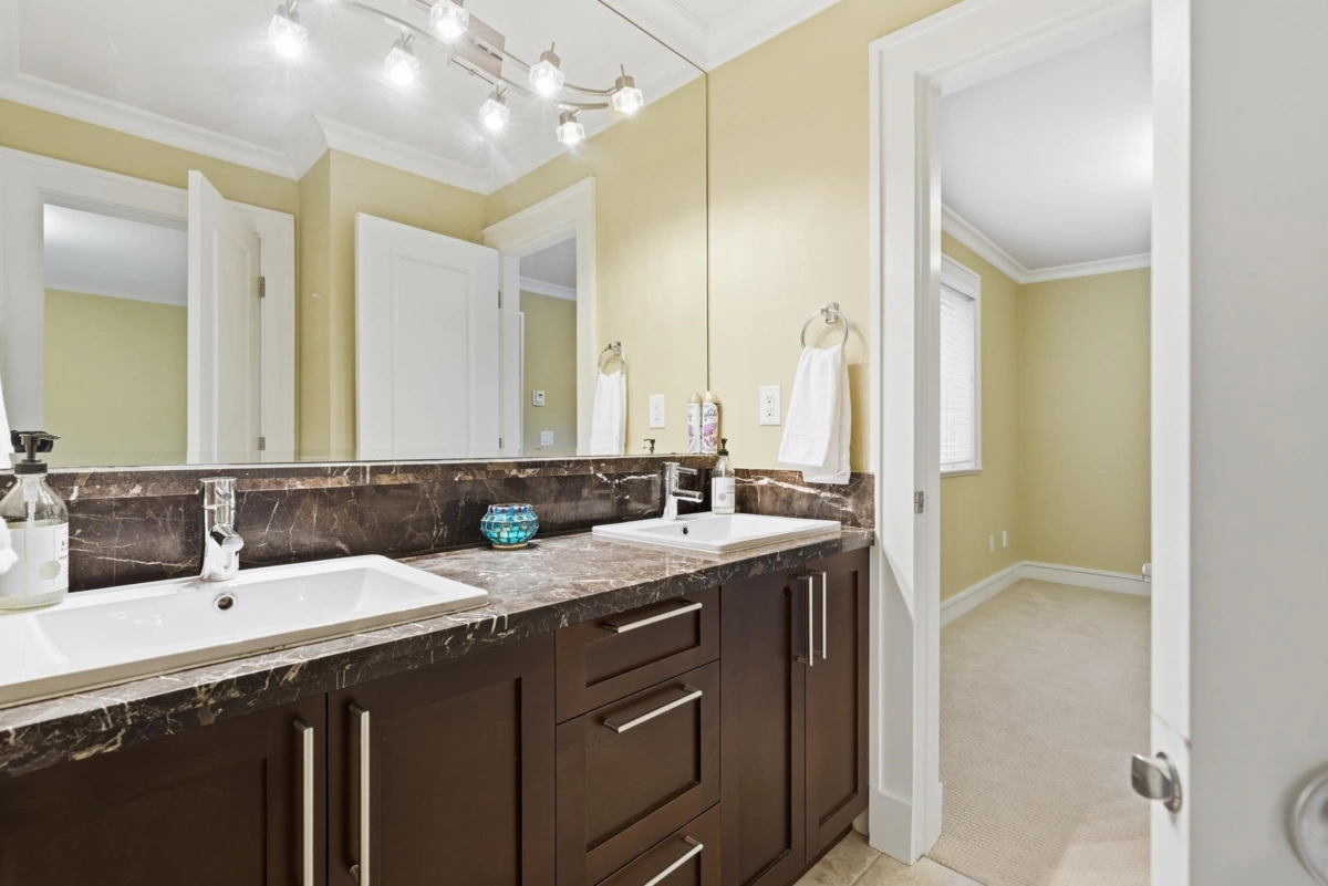 Hallway Photo of 1017 Canyon Boulevard, North Vancouver, BC