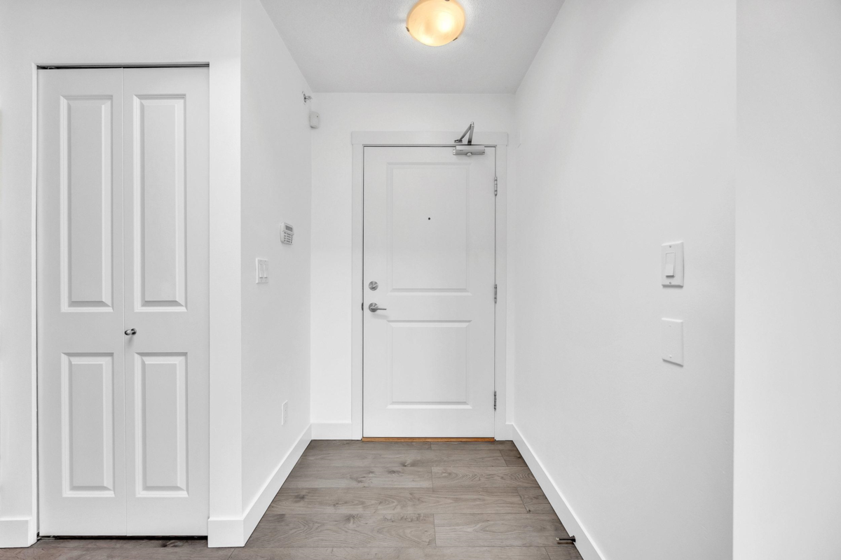 Entry Foyer Photo of PH3 1533 E 8th Avenue, Vancouver, BC