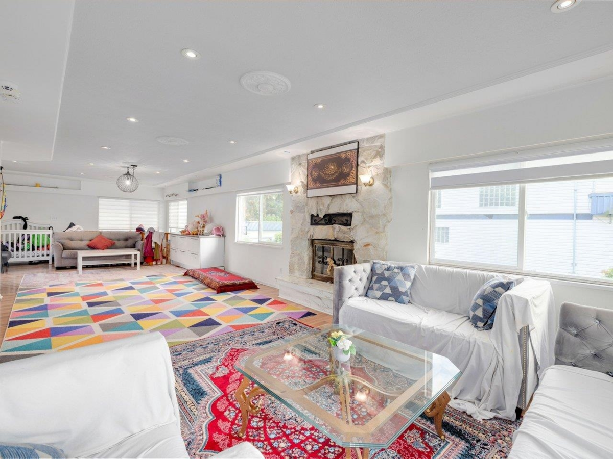 Kitchen Island Photo of 1154 Finlay Street, White Rock, BC