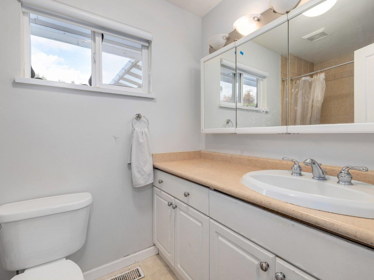 Walk-In Closet Photo of 1154 Finlay Street, White Rock, BC