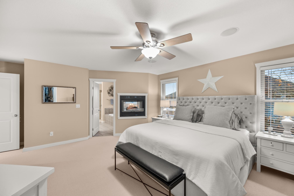 Entry Foyer Photo of 18955 69 Avenue, Surrey, BC
