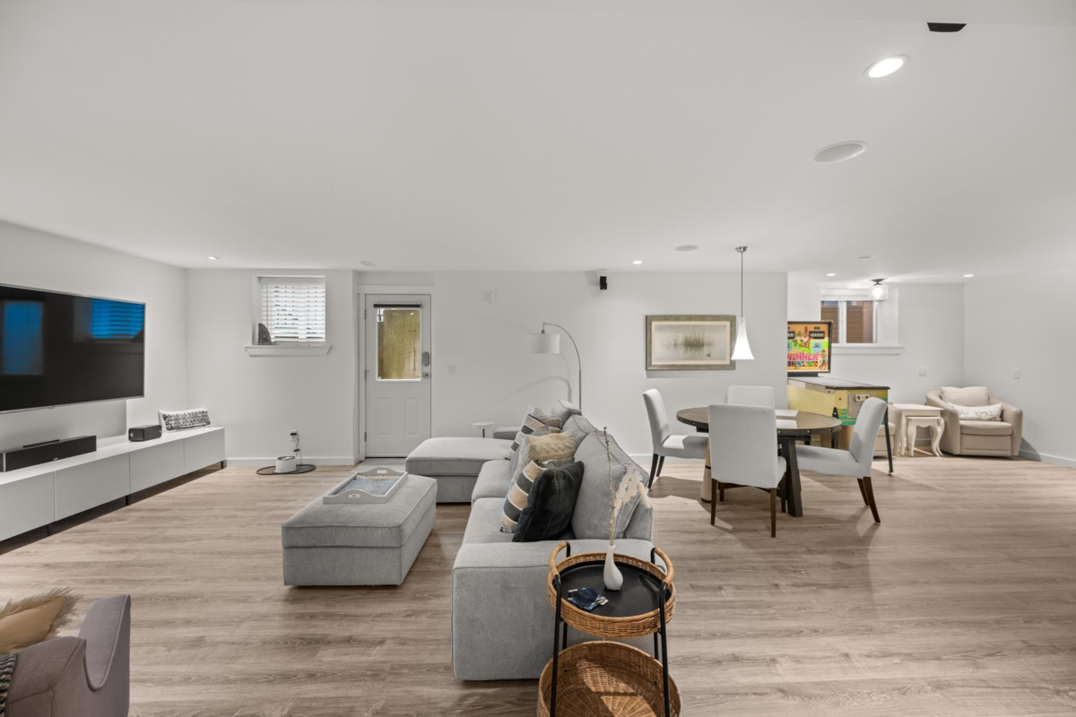 Front Yard Photo of 18955 69 Avenue, Surrey, BC