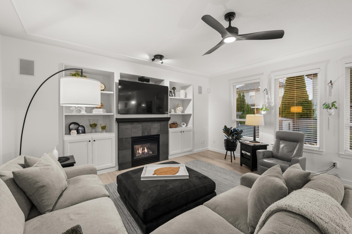 Living Room Photo of 18955 69 Avenue, Surrey, BC