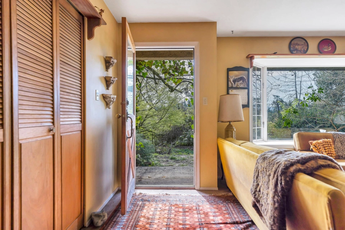 Entry Foyer Photo of 11069 Brooks Road, Mission, BC