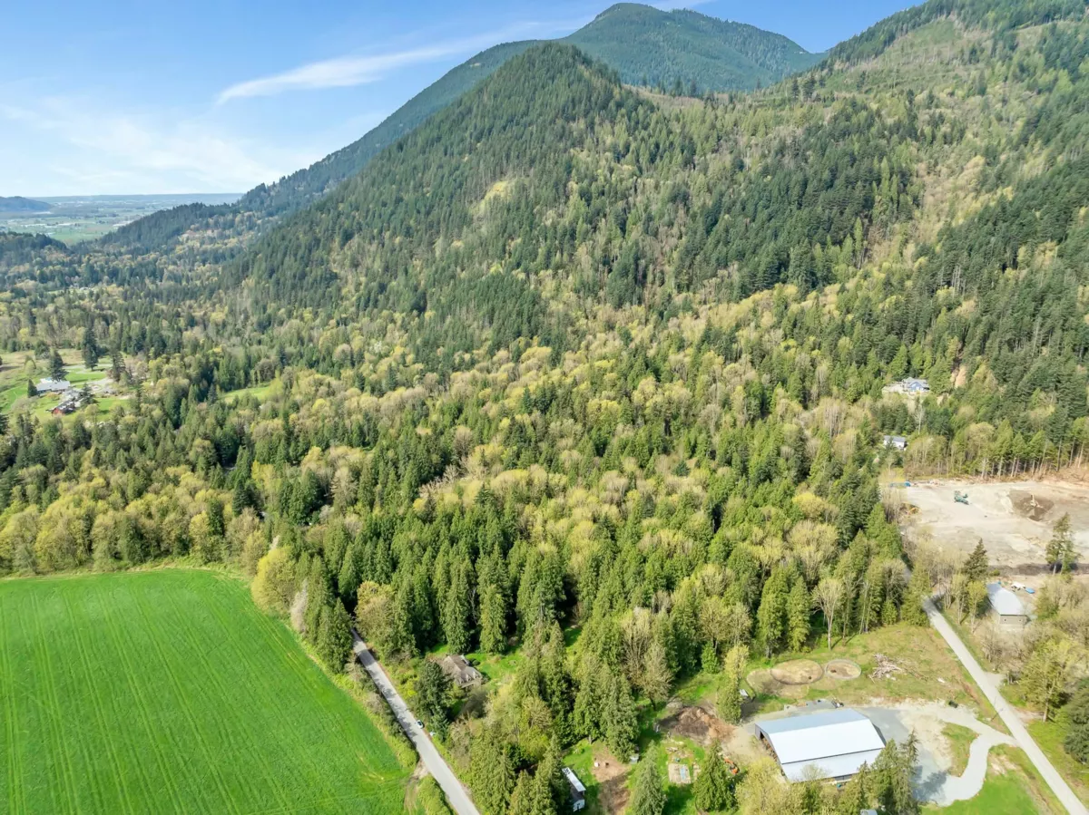 Kitchen Island Photo of 11069 Brooks Road, Mission, BC