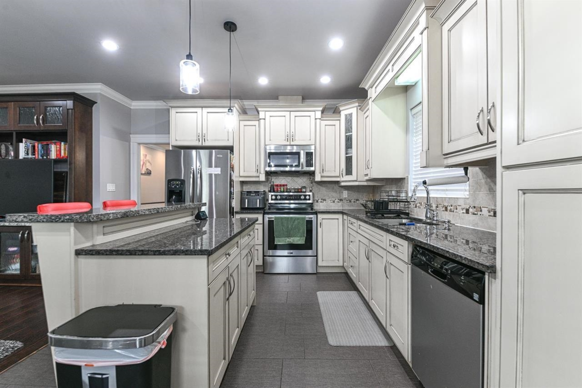 Kitchen Island Photo of 7554 Murray Street, Mission, BC