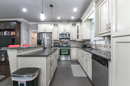 Kitchen Island Photo of 7554 Murray Street, Mission, BC