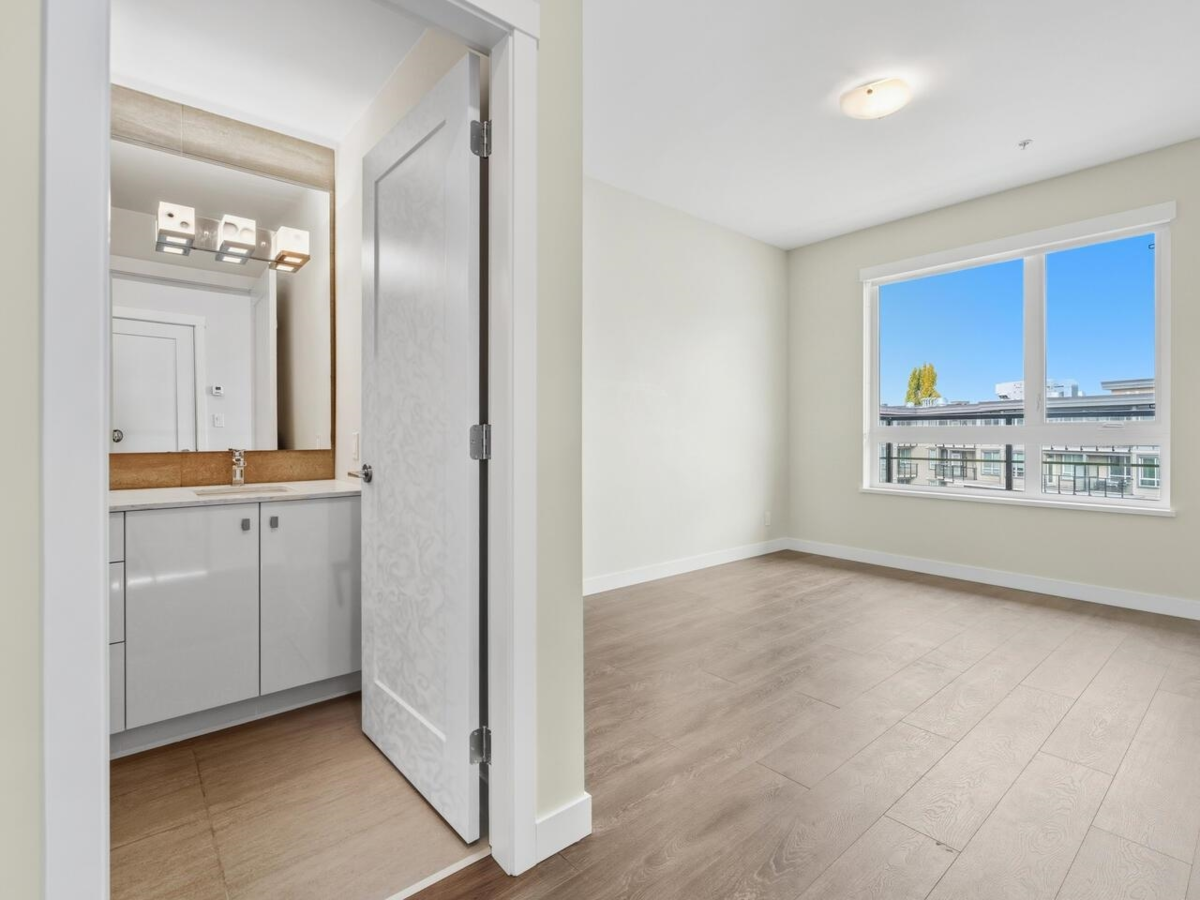 Primary Bathroom Photo of 401 23233 Gilley Road, Richmond, BC