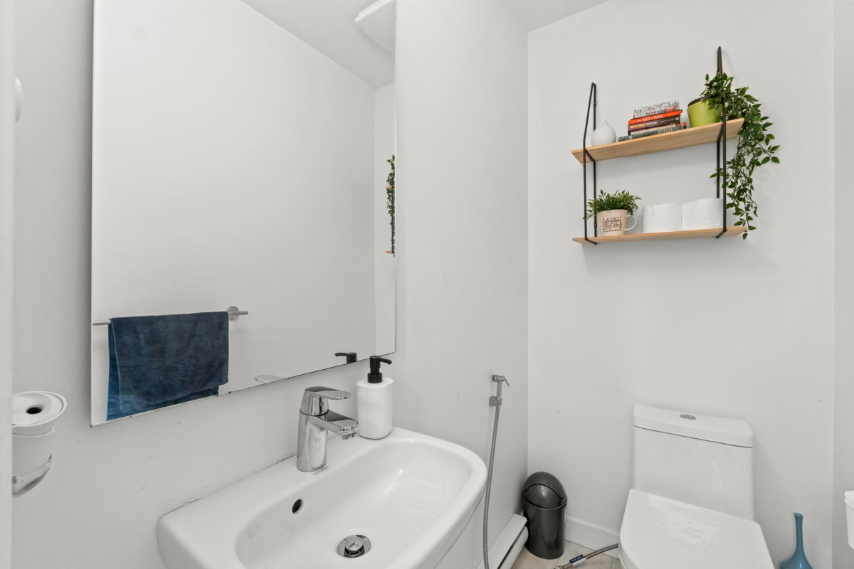 Guest Bathroom Photo of 41 20857 77a Avenue, Langley, BC