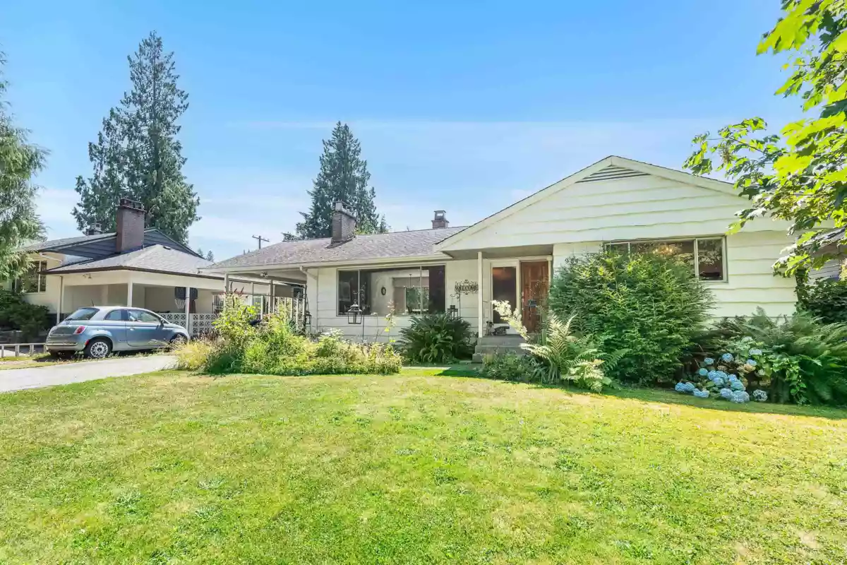 Entry Foyer Photo of 951 Canyon Boulevard, North Vancouver, BC