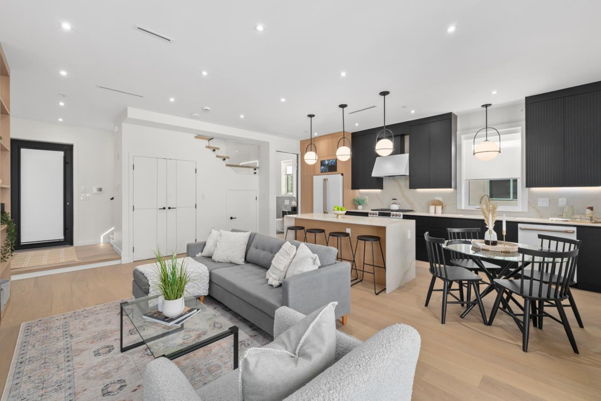 Dining Area Photo of 679 W 18th Avenue, Vancouver, BC