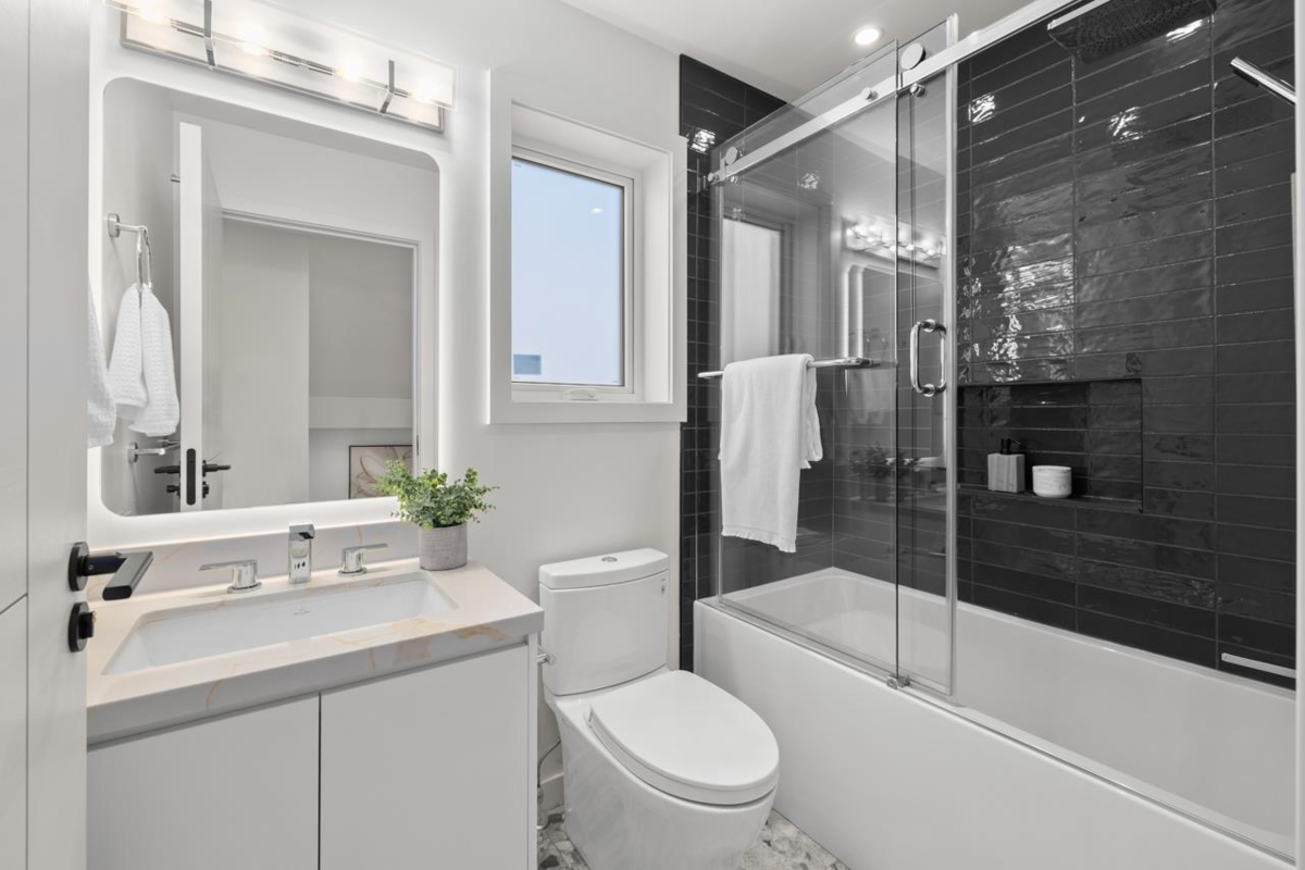 Hallway Photo of 679 W 18th Avenue, Vancouver, BC