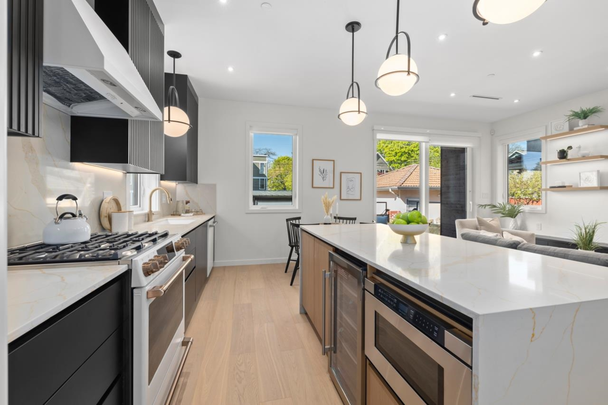 Primary Bathroom Photo of 679 W 18th Avenue, Vancouver, BC