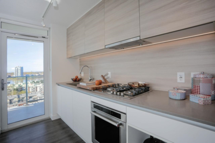 Kitchen Island Photo of 1211 988 Quayside Drive, New Westminster, BC