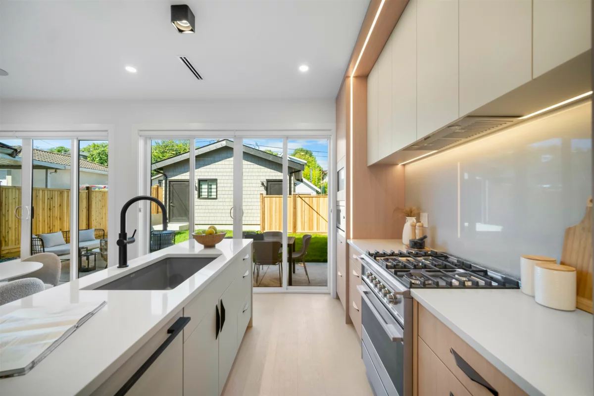 Dining Area Photo of 2 5033 Prince Albert Street, Vancouver, BC