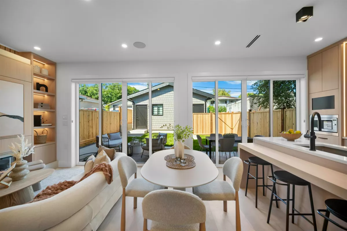 Living Room Photo of 2 5033 Prince Albert Street, Vancouver, BC