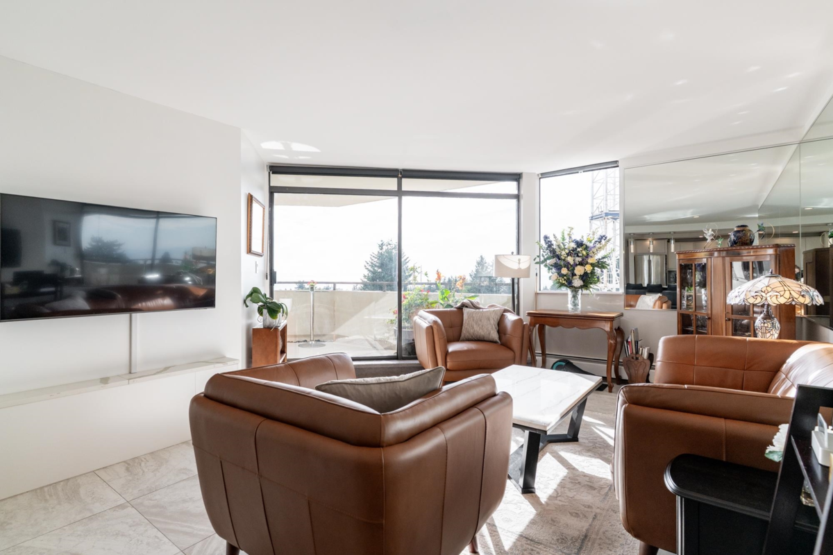 Breakfast Nook Photo of 405 1480 Foster Street, White Rock, BC