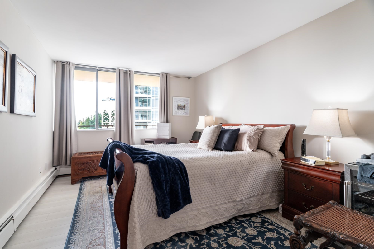 Walk-In Closet Photo of 405 1480 Foster Street, White Rock, BC