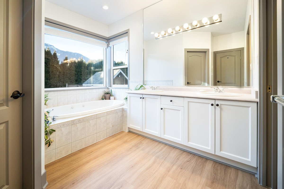 Walk-In Closet Photo of 1020 Windsor Place, Squamish, BC