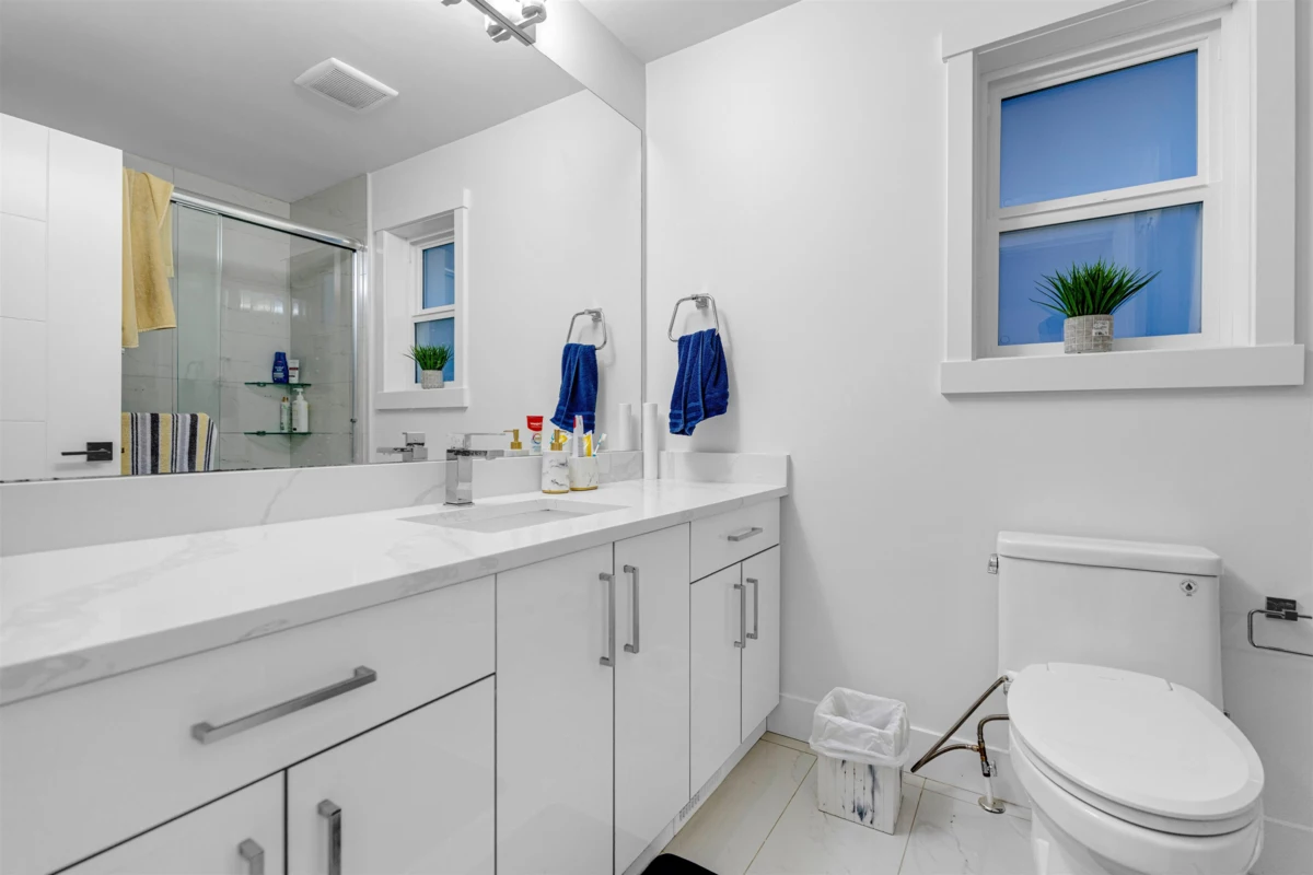 Guest Bathroom Photo of 13963 60 Avenue, Surrey, BC