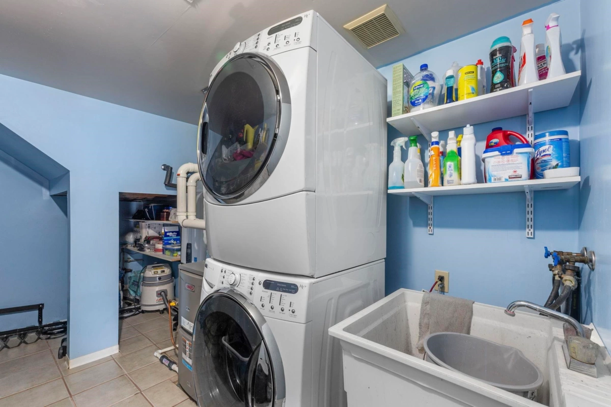 Entry Foyer Photo of 1241 Nestor Street, Coquitlam, BC
