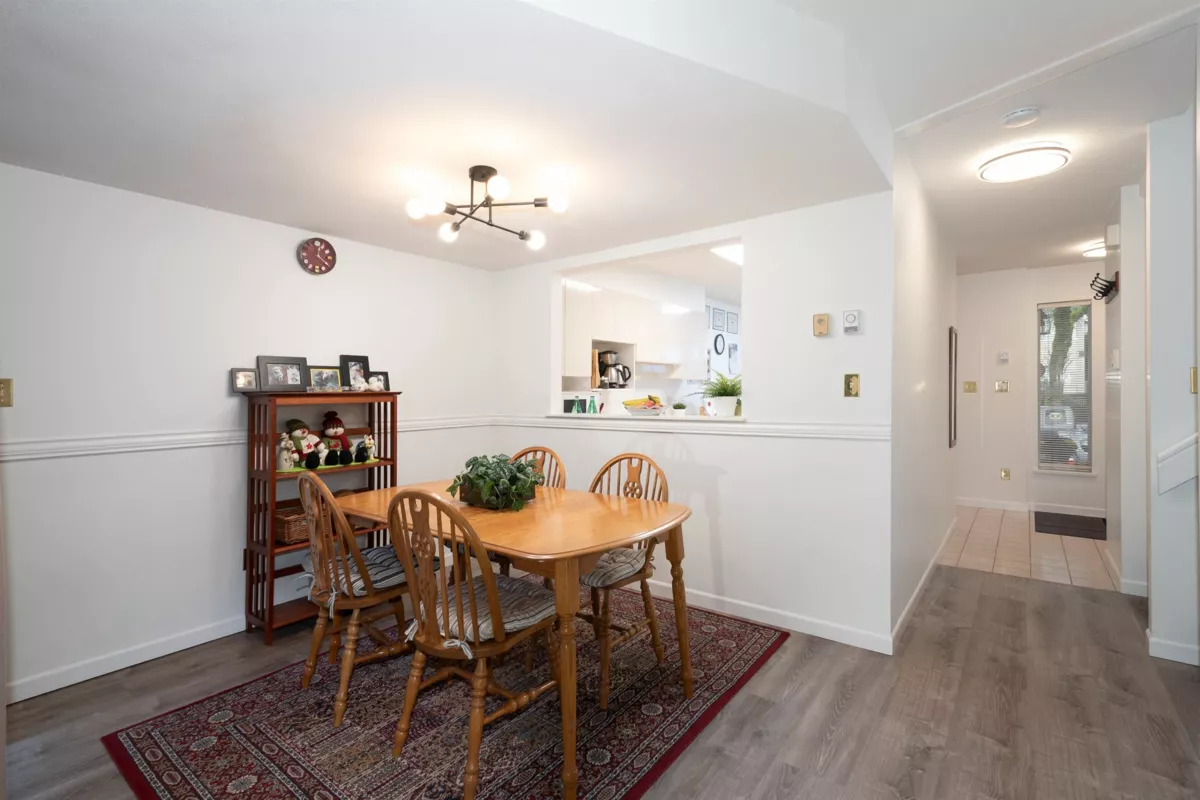 Kitchen Island Photo of 10 815 Tobruck Avenue, North Vancouver, BC